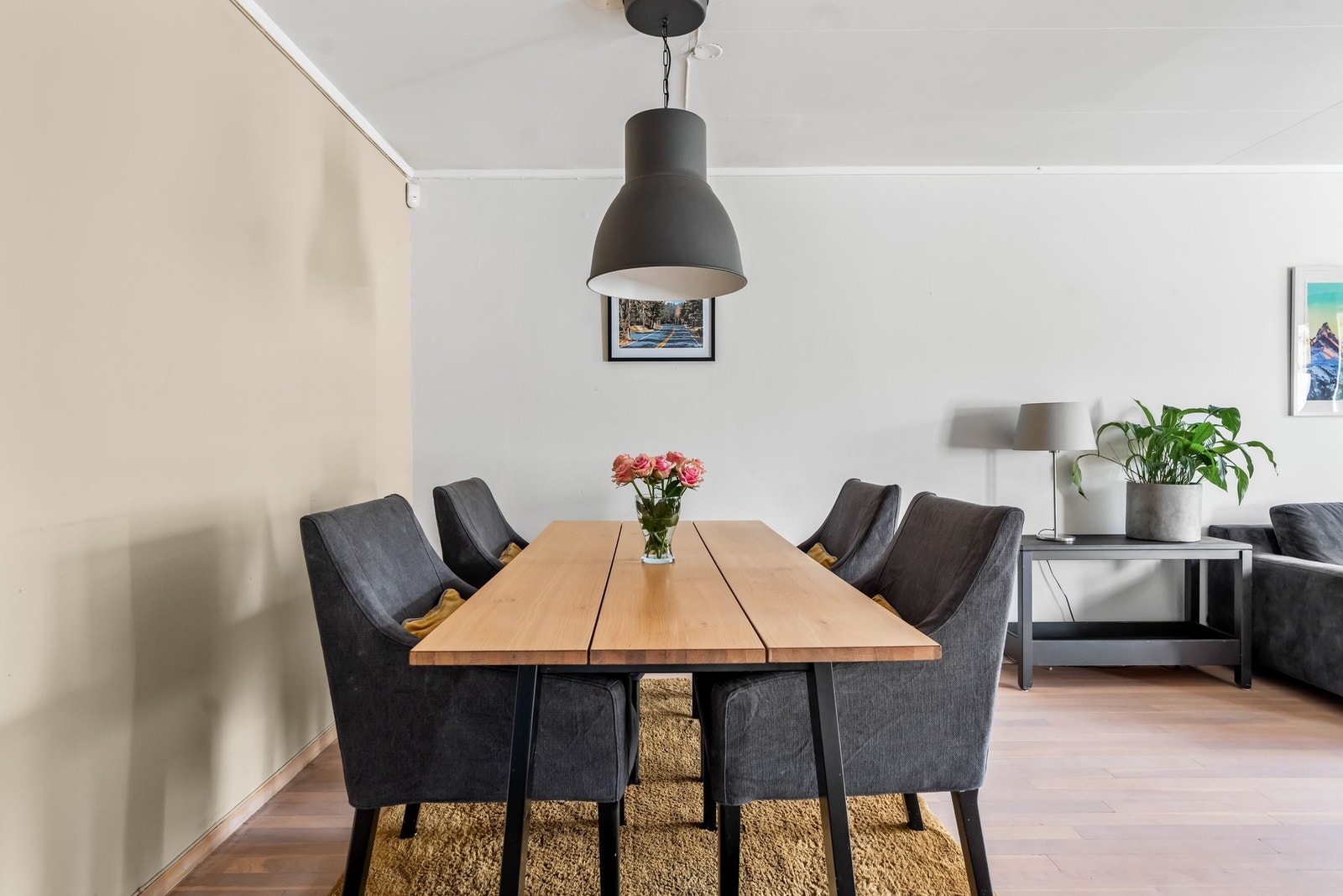 Hit er det hyggelig å invitere venner og familie på gode måltider! Galleribilde