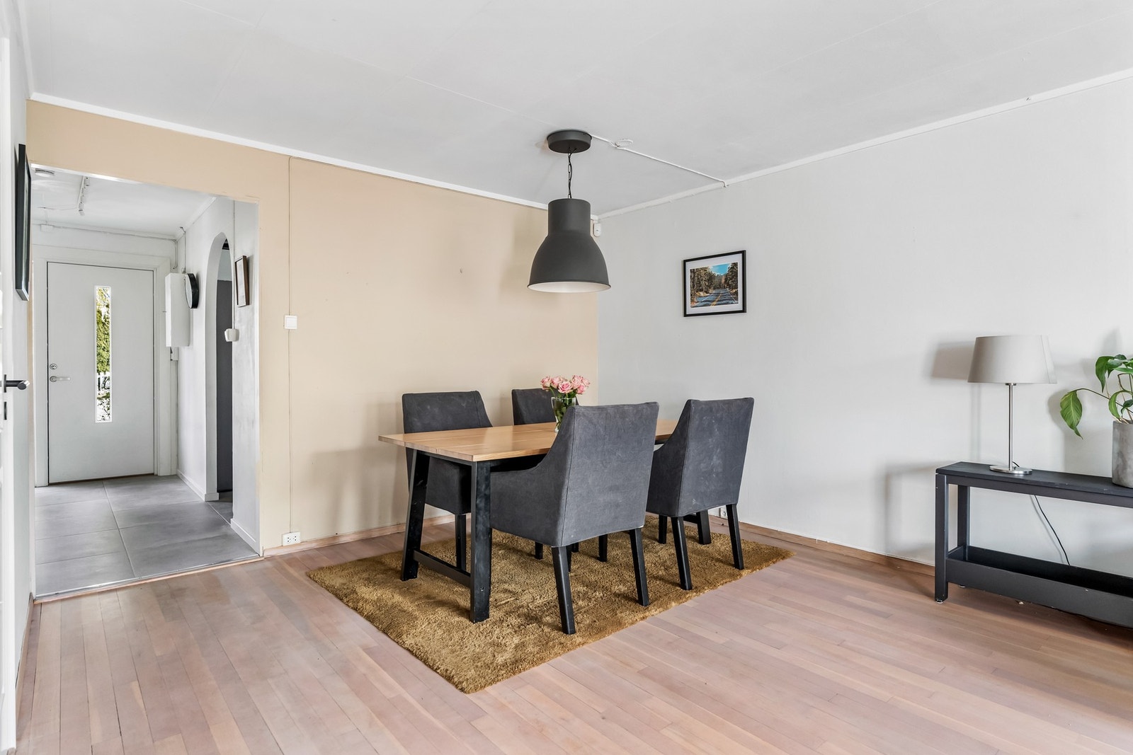 Stuen gir muligheten for en stor spisegruppe. Galleribilde