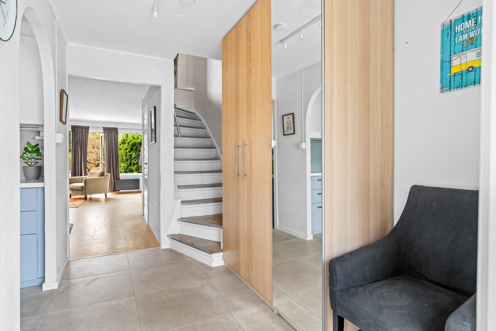 Velkommen hjem! Her blir du møtt av et lyst inngangsparti med god plass til oppbevaring av yttertøy og sko. Galleribilde