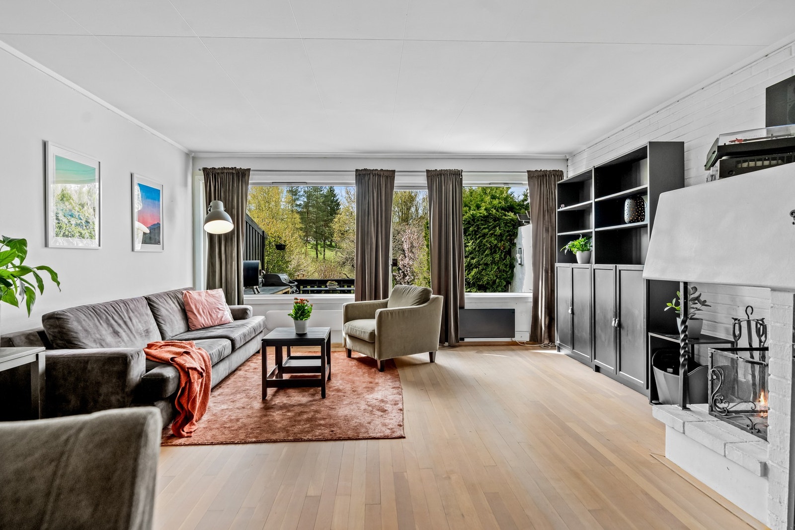 Hesjeveien 9A er et familievennlig rekkehus over tre plan, med terrasse og en herlig hagedel, samt garasje! Galleribilde