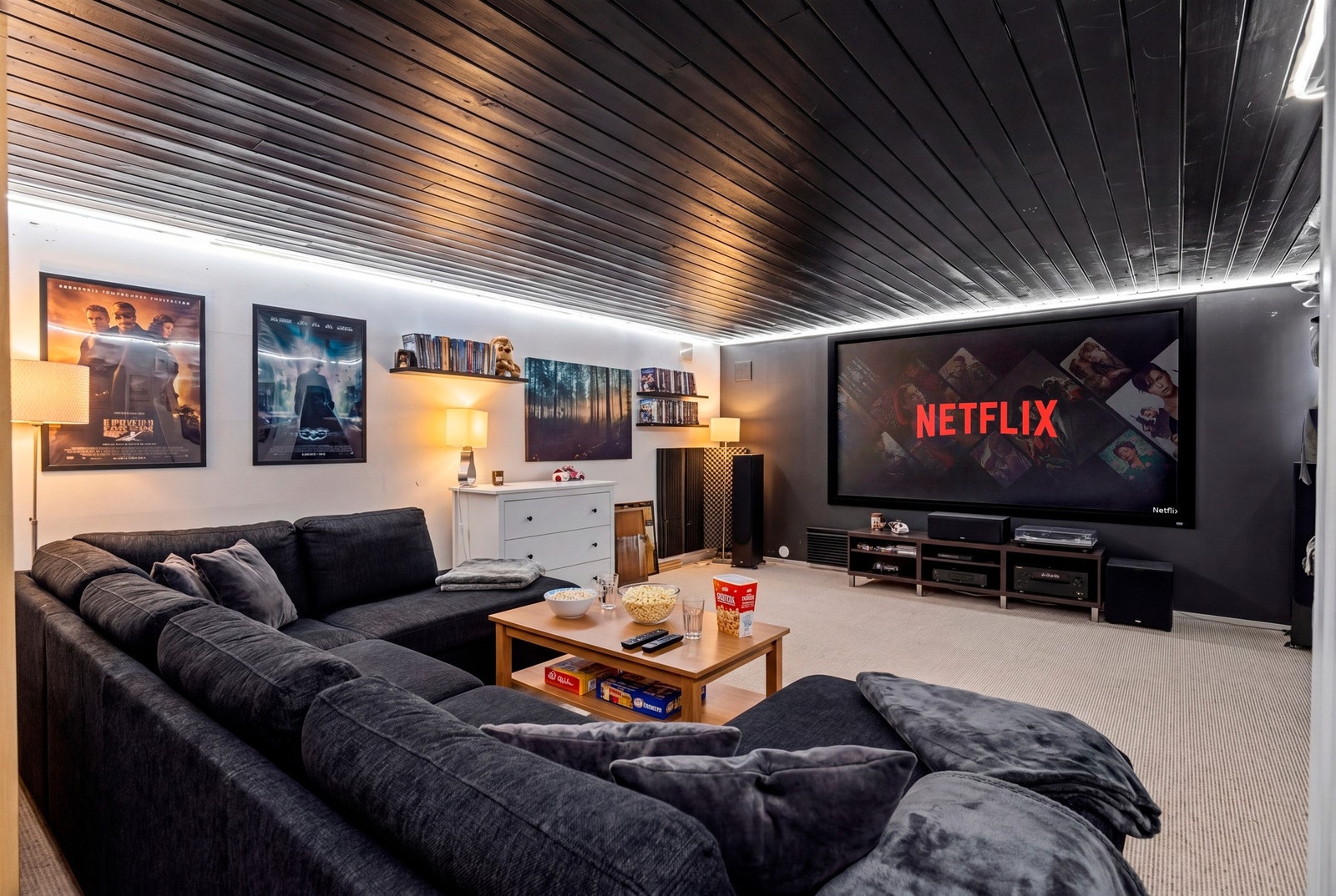 Her kan du lage hjemmekino i kjelleren! Dette bildet er AI-generert Galleribilde