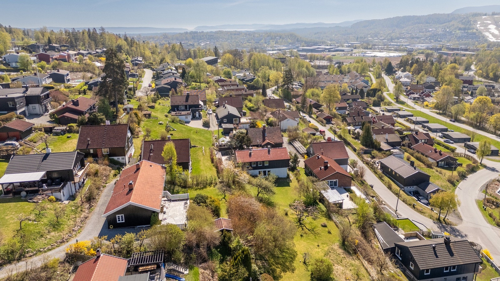 Eneboligen er beliggende i et meget ettertraktet og veletablert boligområde på Kolsås. Galleribilde