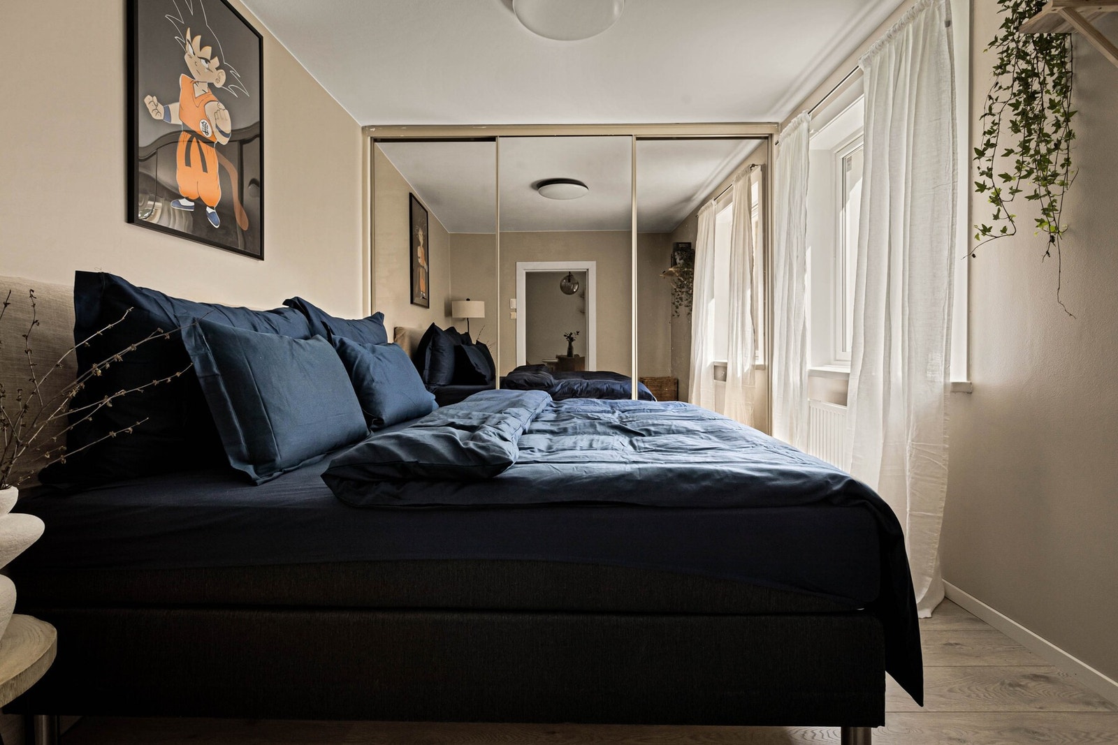 Romslig hovedsoverom med skyvedørsgarderobe og god plass til dobbeltseng. Galleribilde