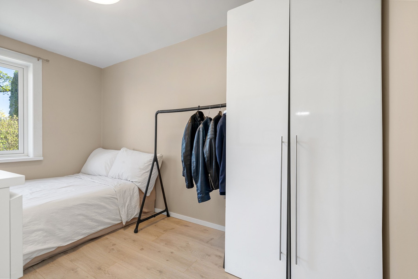 Soverom 2 er et luftig og fleksibelt rom som egner seg godt som barnerom, gjesterom eller kontor. Galleribilde