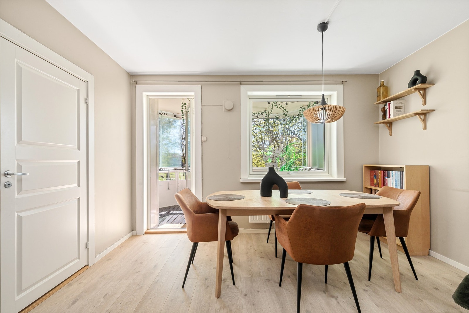 Videre har stuen en naturlig overgang til en lun og innbydende spiseplass med utgang til balkong og hyggelig utsyn mot grønne omgivelser. Galleribilde