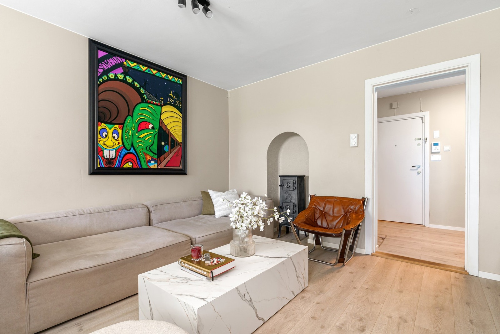 Stuen fremstår som innbydende og sosial, med god plass til både avslapning og samvær. Galleribilde