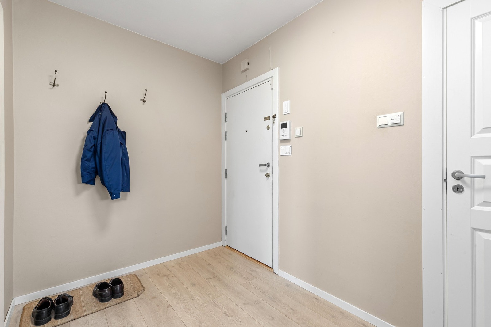 Ryddig entré med plass til oppbevaring av yttertøy og sko. Galleribilde