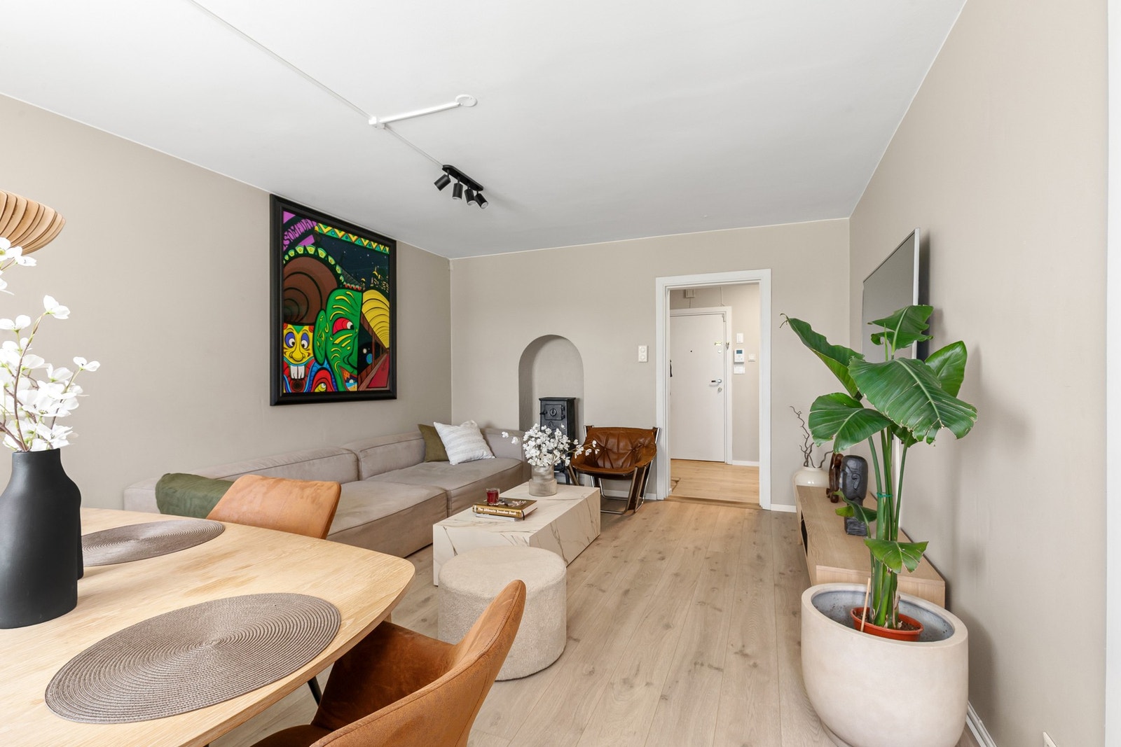 Stuen har en god og fleksibel planløsning som gjør det enkelt å innrede med både sofagruppe og tilhørende møblement. Galleribilde