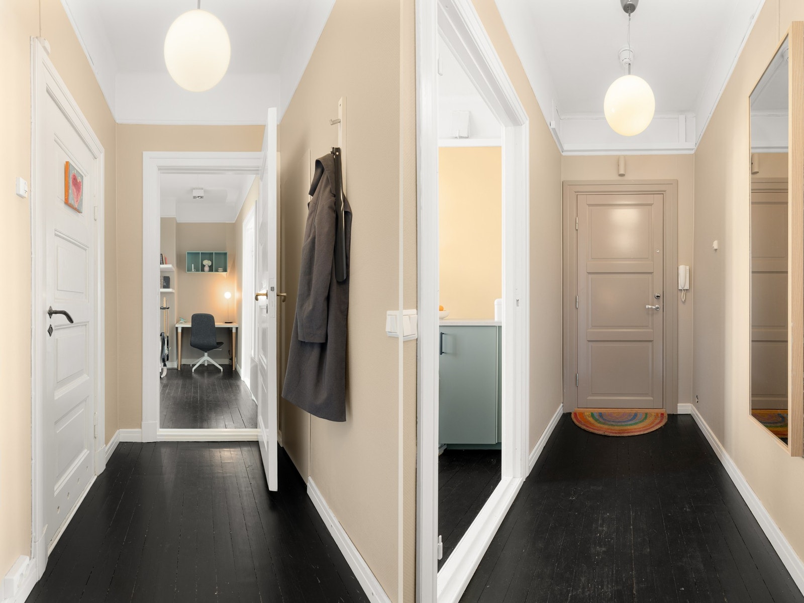 Boligen disponerer to eksterne boder: én loftsbod på ca. 4 m² og én stor kjellerbod på ca. 12 m² Galleribilde