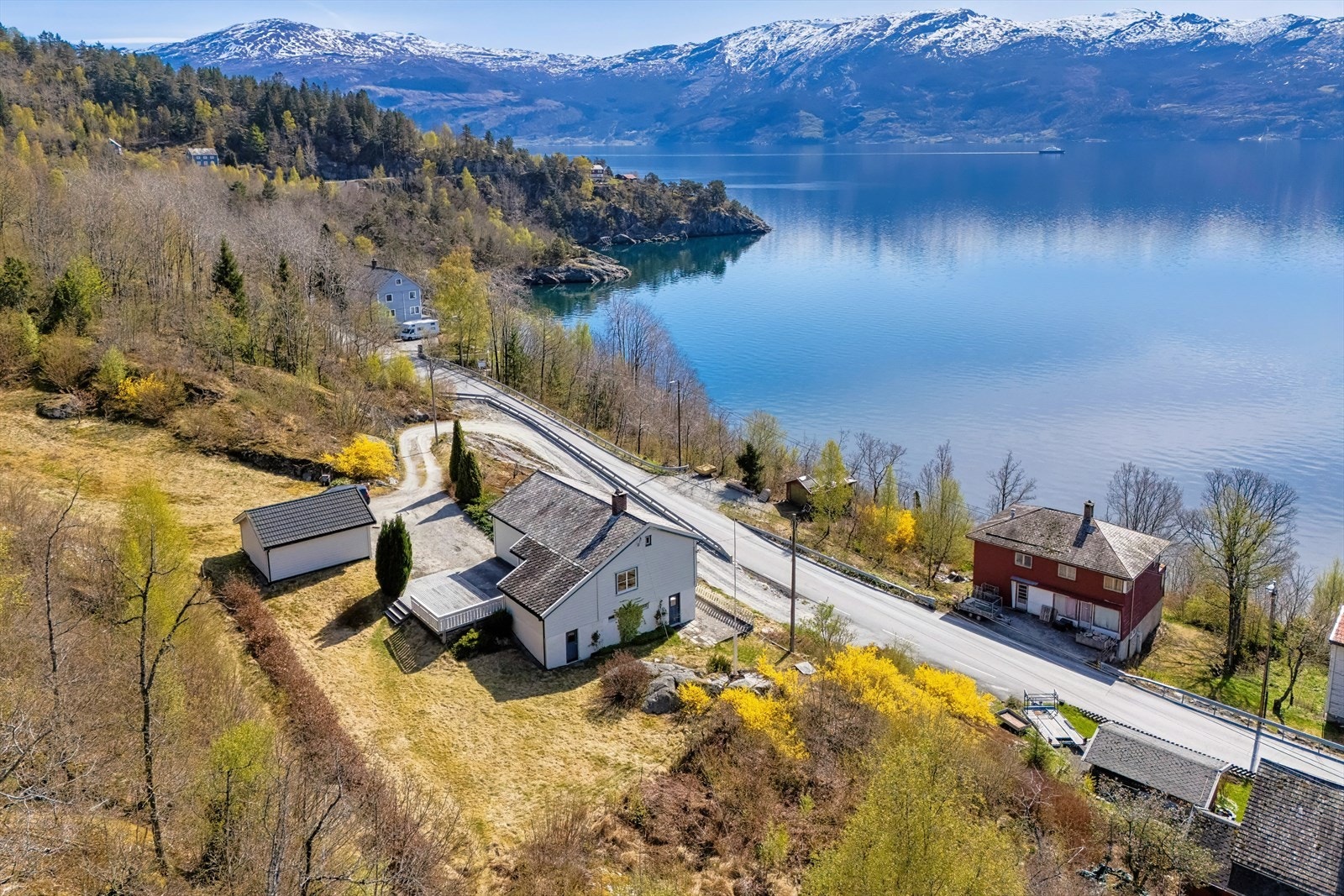Eiendommen har en naturskjønn og fredelig beliggenhet i etablerte omgivelser i Ålvik, med nærhet til både fjord, fjell og flotte rekreasjonsmuligheter året rundt Galleribilde