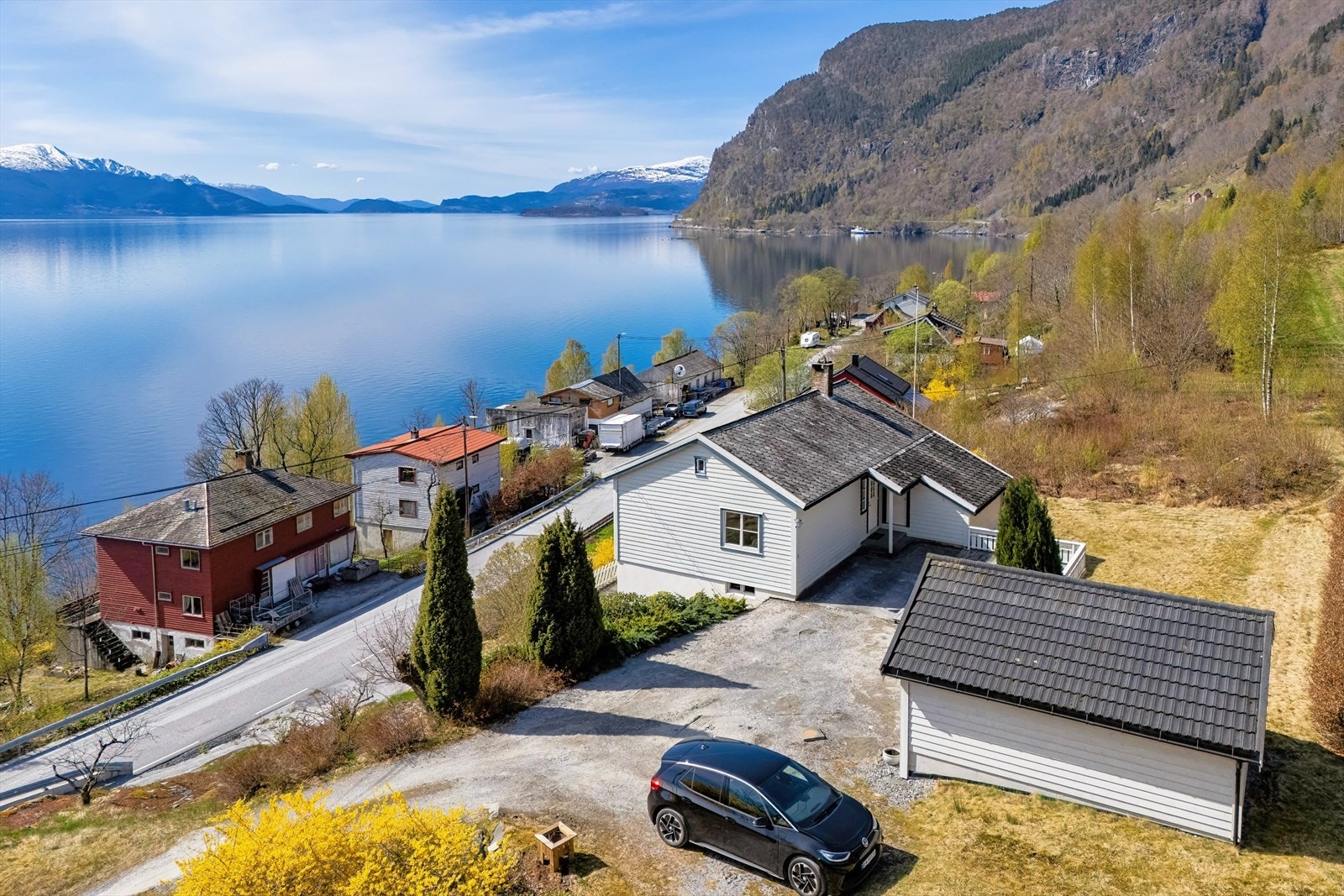 Boligen ligger flott til på en høyde, med vid utsikt utover Hardangerfjorden og gode solforhold Galleribilde