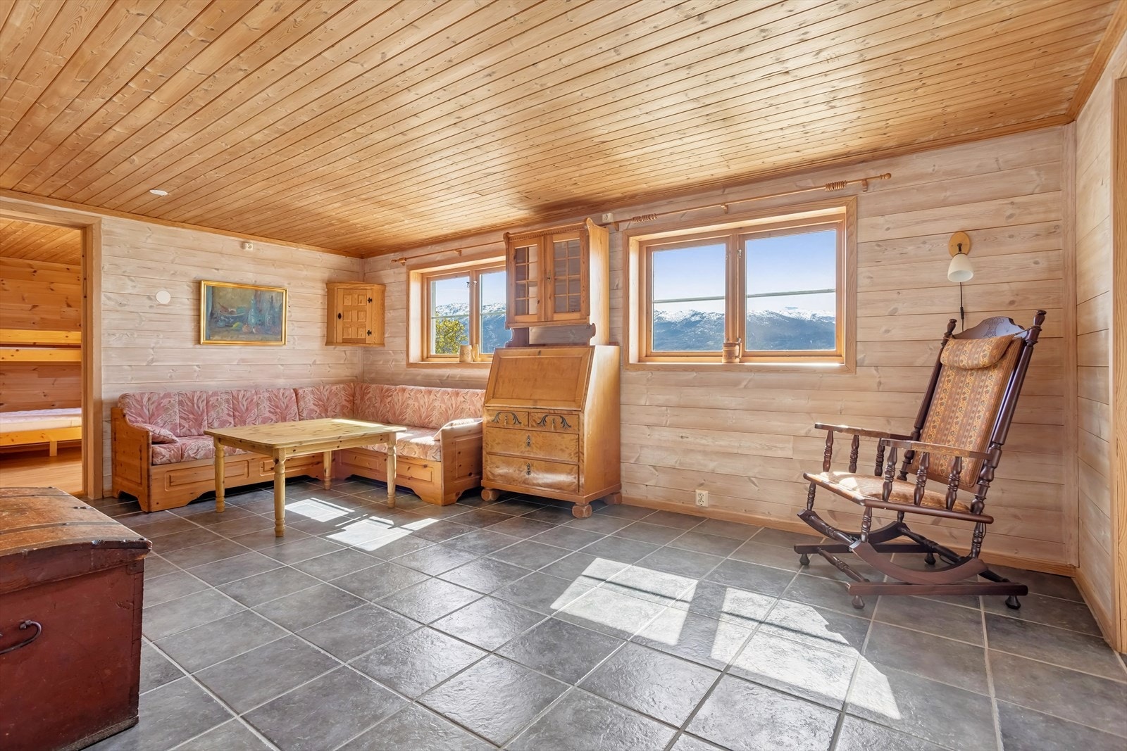 En god kjellerstue med soverom innenfor Galleribilde