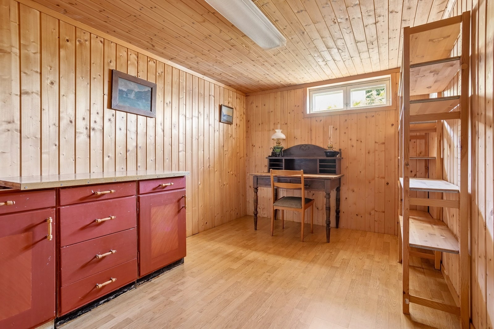 I underetasjen er det et hobbyrom/kontor med mange mulige bruksområder Galleribilde