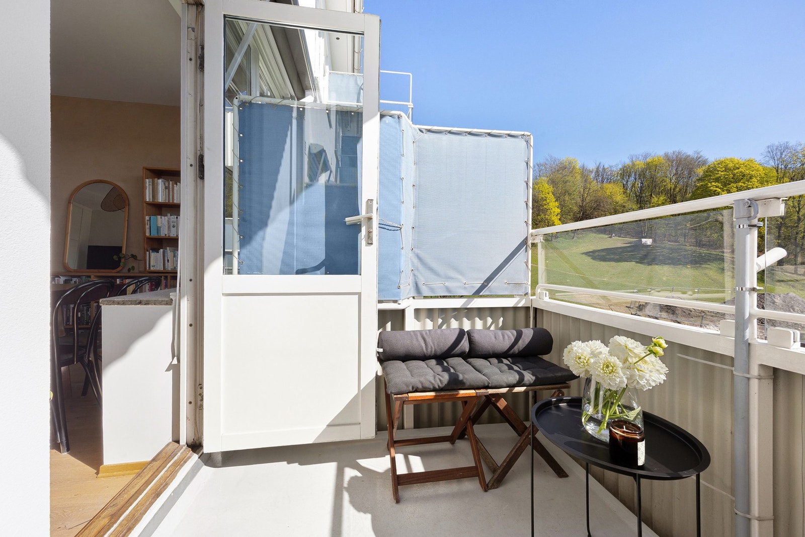 Du har plass til en sittegruppe og beplantning. I henhold til husordensreglene er det tillatt med gass- og elektrisk grill. Galleribilde