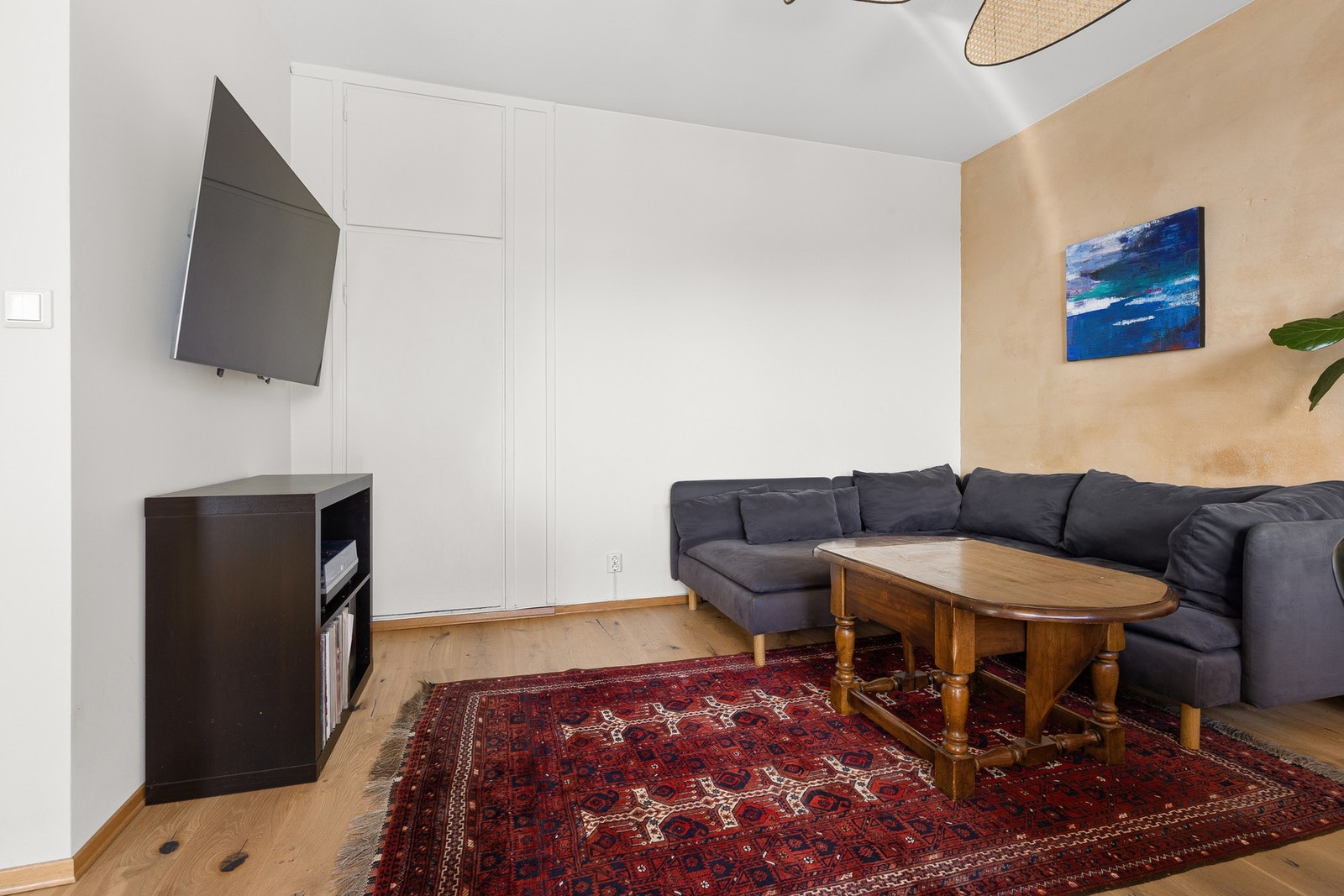 I rommet er det oppbevaringsmuligheter i plassbygd skap. Galleribilde