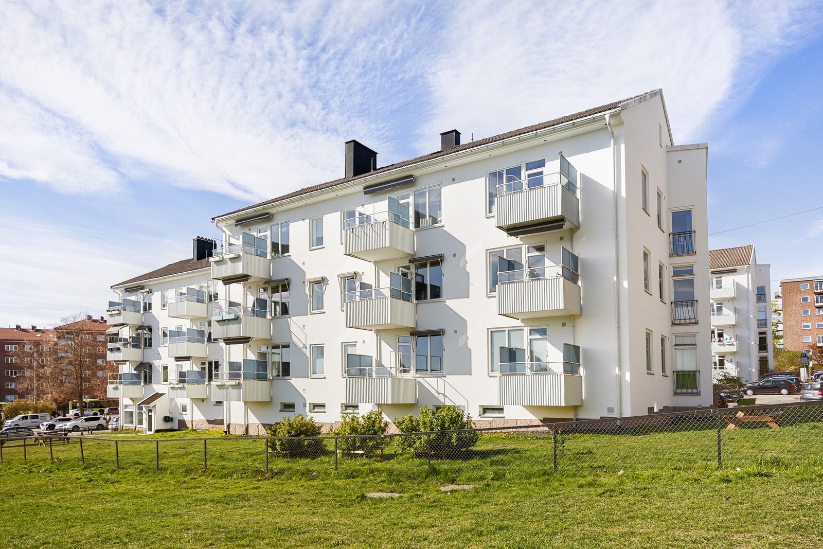 Ola Narr borettslag er et veldrevet og godt borettslag med 204 leiligheter. Ola Narr 3 er blant borettslagets beste interne plassering. Leiligheten ligger i byggets 2.etasje. Galleribilde