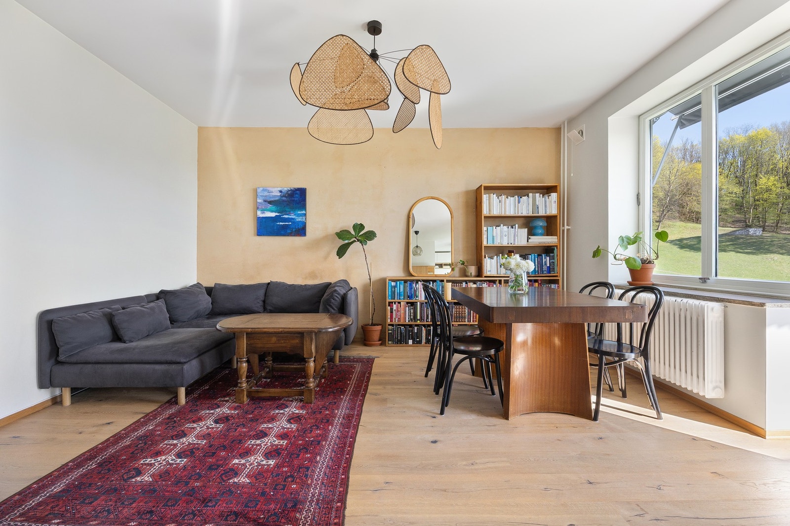Parkett på gulv og malte vegg- og himlingsflater. I stuen er det god plass til spisegruppe, sofamøblement, tv-benk og annen ønsket møblering. Galleribilde