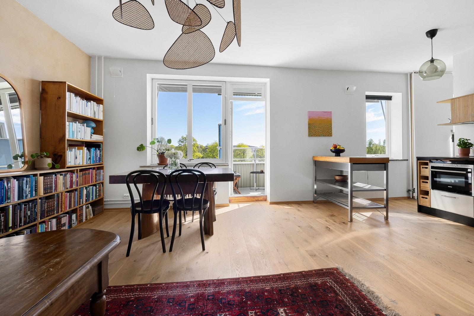 Det er gode innvendige lysforhold og flott utsikt mot parken. Galleribilde
