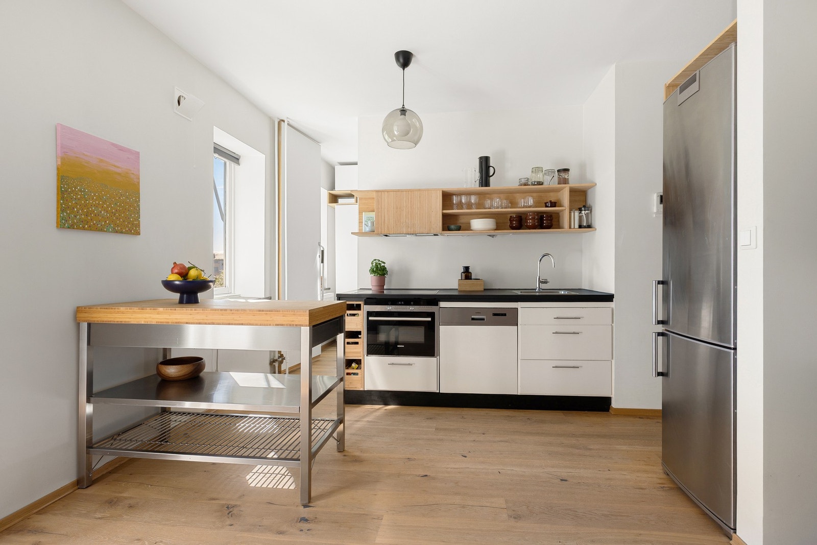 Pen innredning fra 2019 med glatte fronter samt benkeplate av laminat. Galleribilde
