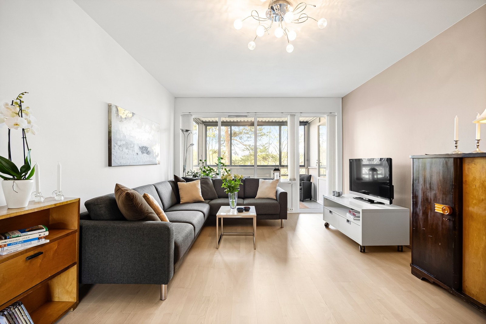 Stor og romslig stue med god plass til sofagruppe, spisebord og øvrig ønsket møblement, perfekt for hyggelige sammenkomster. Galleribilde