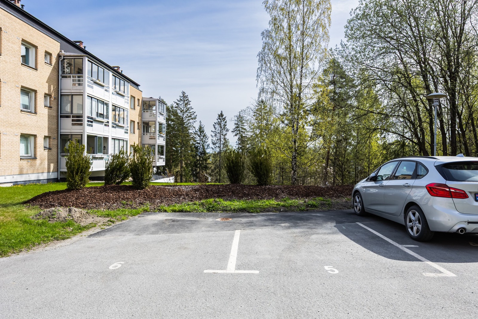 Borettslaget har biloppstillingsplasser som fordeles etter ansiennitetsprinsippet. Oppmerkede gjesteplasser.
Ellers gateparkering etter gjeldende bestemmelser. Galleribilde