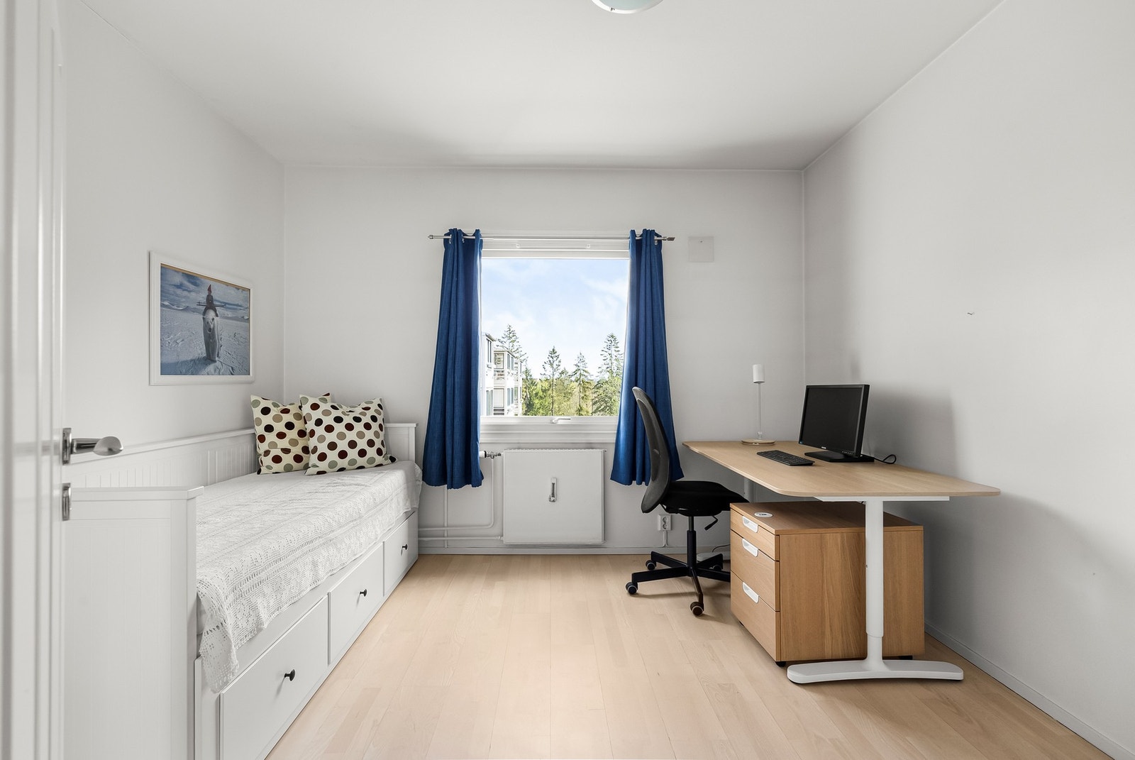 Rommet vender også mot rolige omgivelser og egner seg godt som barnerom, gjesterom eller hjemmekontor, etter behov. Galleribilde