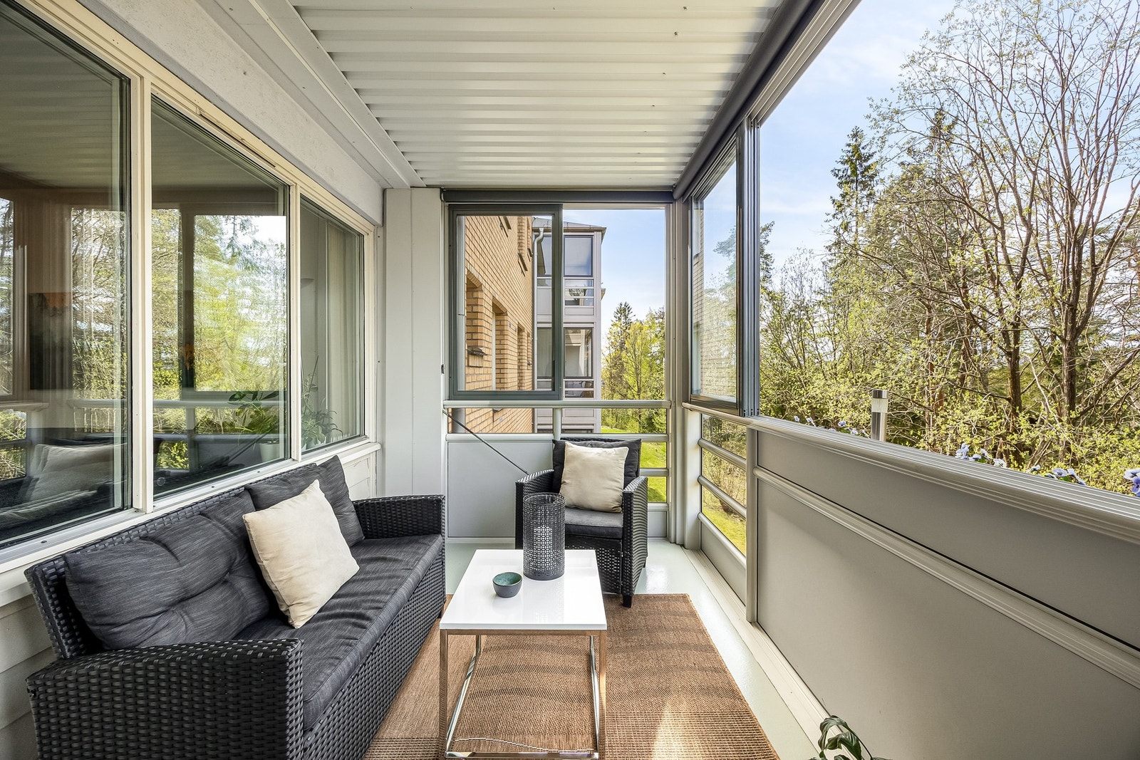 Fra stuen er det direkte utgang til en innglasset, vestvendt balkong på ca. 8 kvm med god plass til utemøbler. Galleribilde