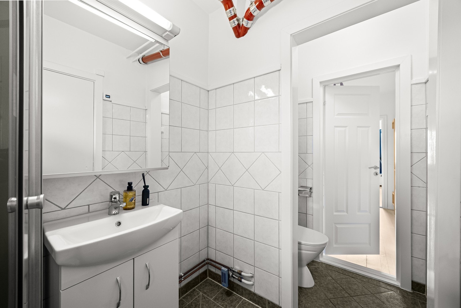 elvis flislagt bad med varmekabler og radiator. Badet har dusjkabinett med integrert armatur og hånddusj. Galleribilde