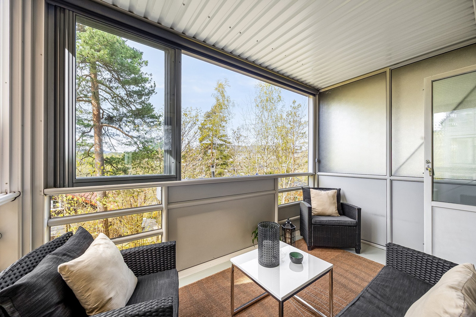 Balkongen har i sommerhalvåret fungert som en naturlig forlengelse av stuen. Galleribilde