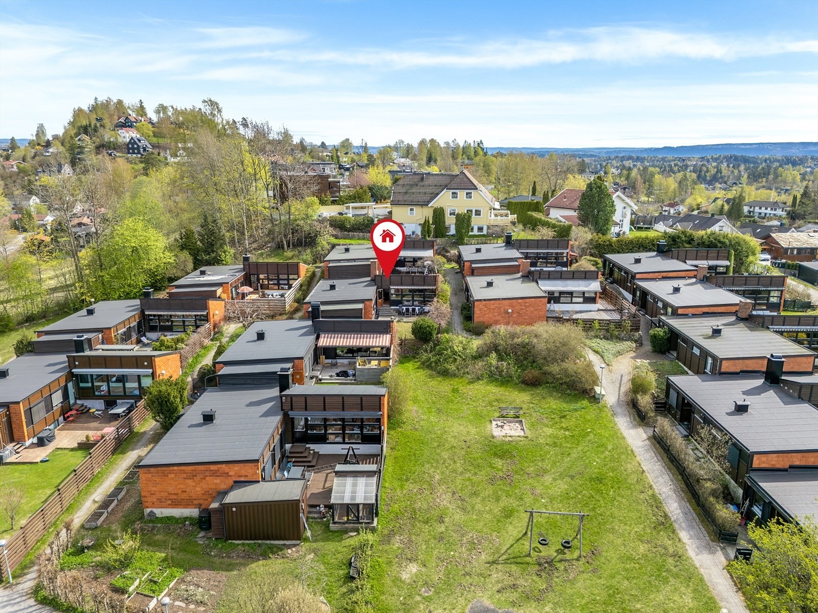 Boligen ligger med direkte utgang til lekeplass. Galleribilde