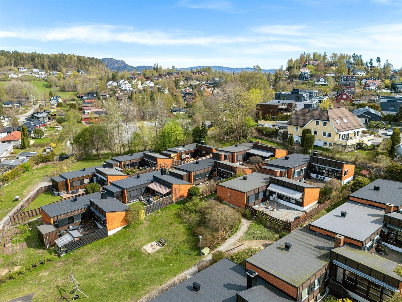 Både lekeplass utenfor boligen og umiddelbar nærhet til "Lyn". Galleribilde