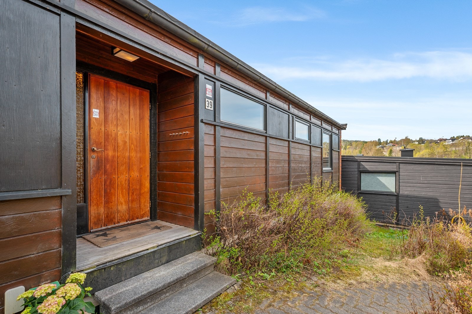 Belegningsstein til inngangspartiet fra asfalt felles adkomstvei. Galleribilde