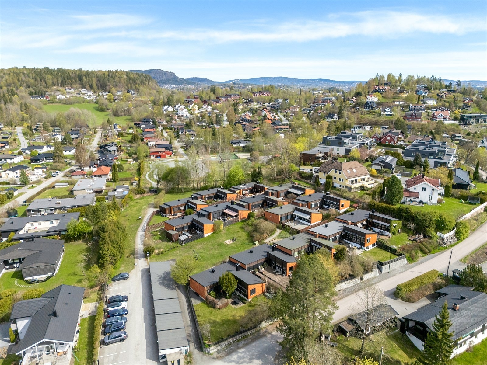 Tømtebakken 39 ligger på øvre Billingstad i et etablert, rolig og attraktivt boligområde. Galleribilde