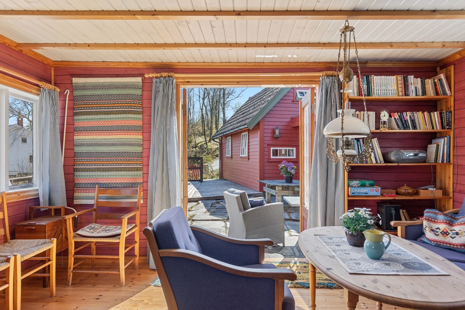 Fra stuen er det direkte utgang til den romslige terrassen gjennom en tofløyet dør i tre. Galleribilde