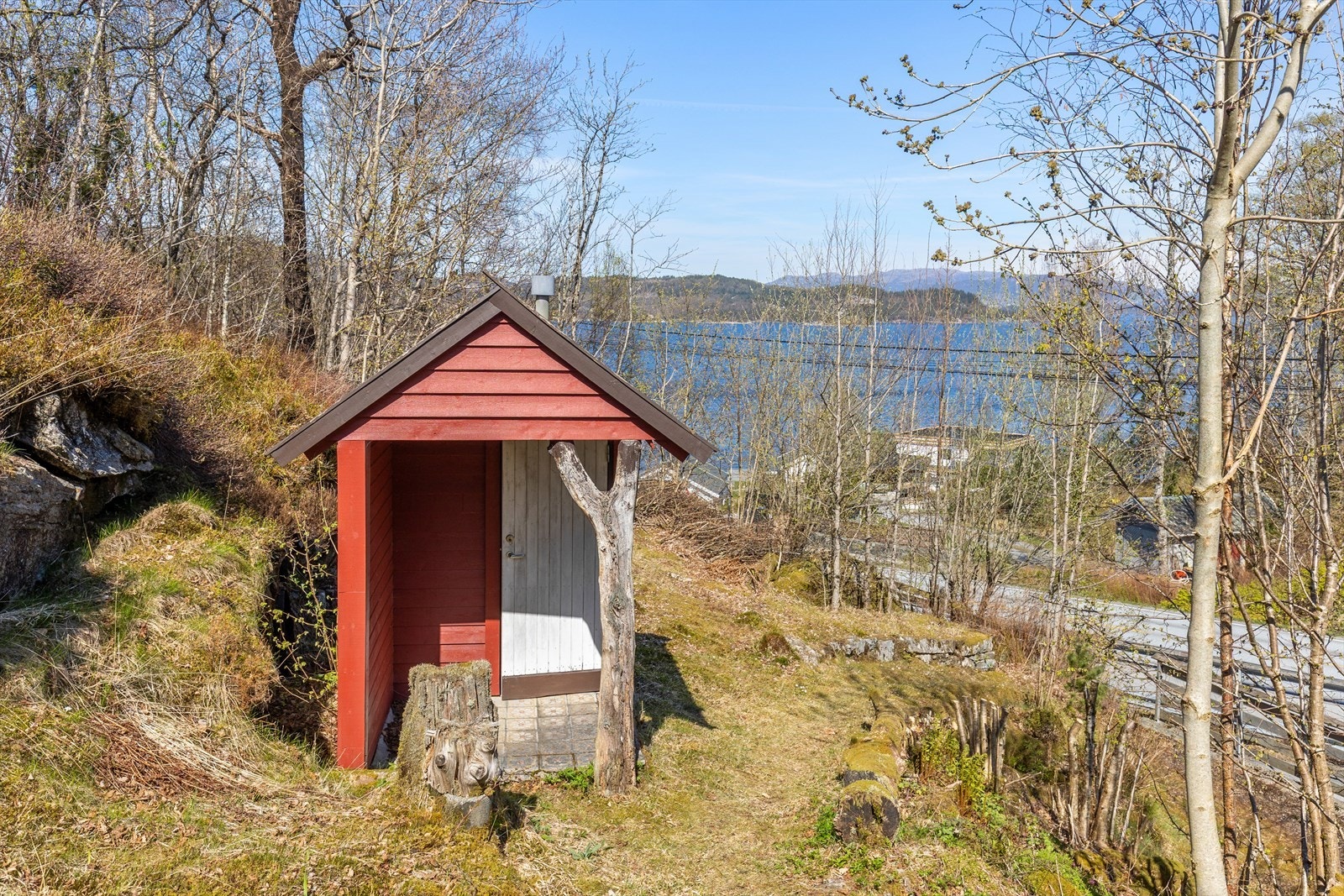 Utedoen er praktisk plassert i et eget bygg på tomten, tekket med skifer. Galleribilde