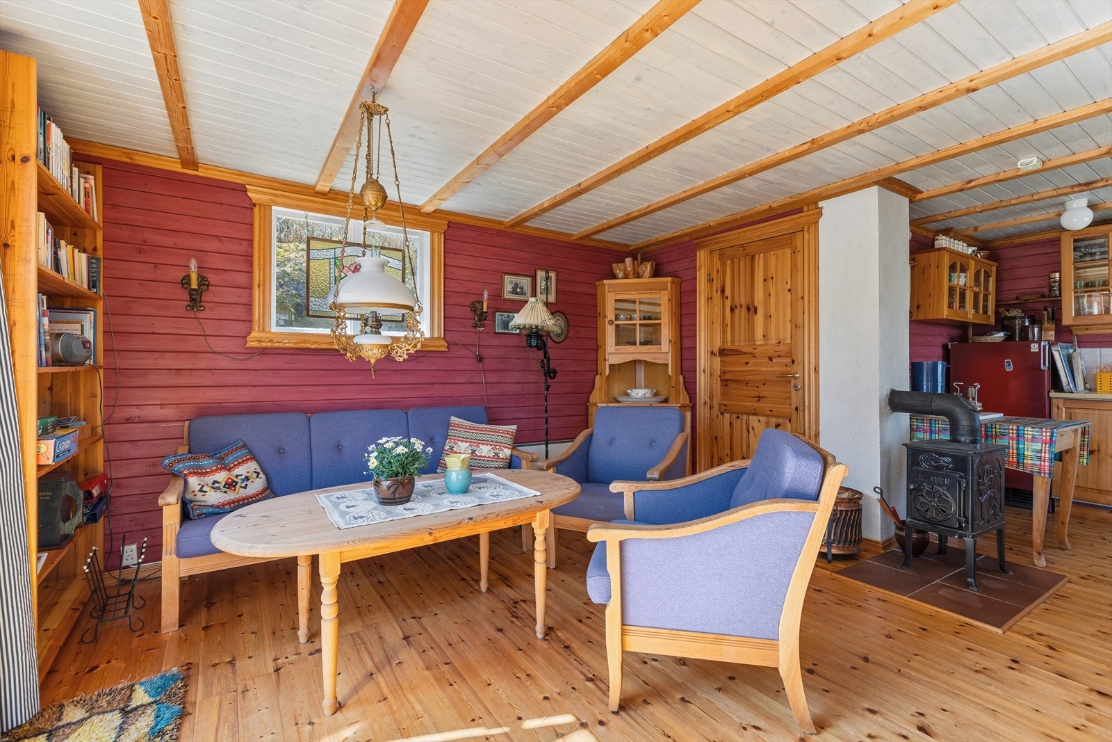 En vedovn i stuen gir god varme og hygge på kjølige kvelder. Galleribilde