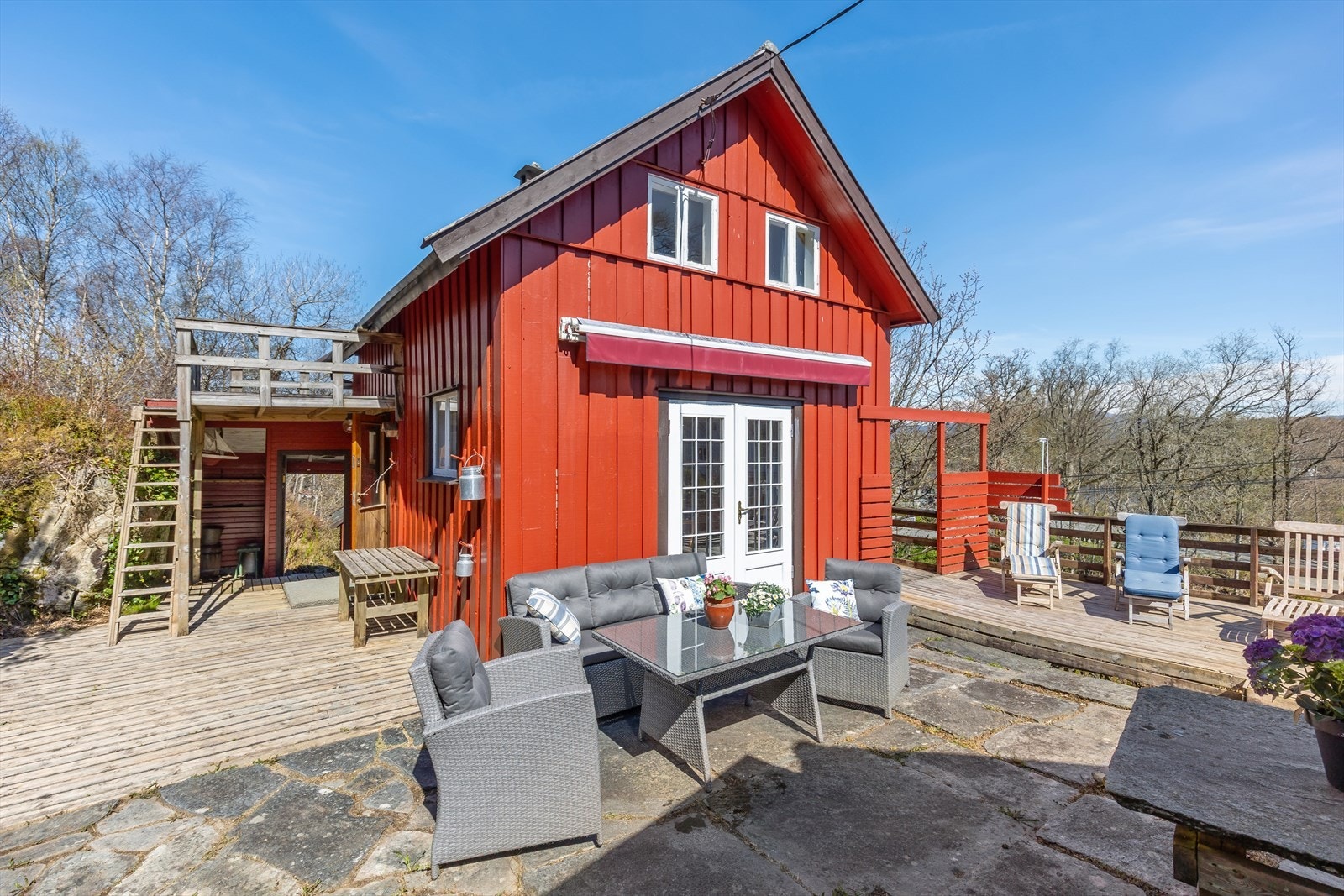 Hovedhytta fra 1942 har en sjarmerende karakter, med tofløyet terrassedør i tre og en altan med adkomst via utvendig trapp. Galleribilde