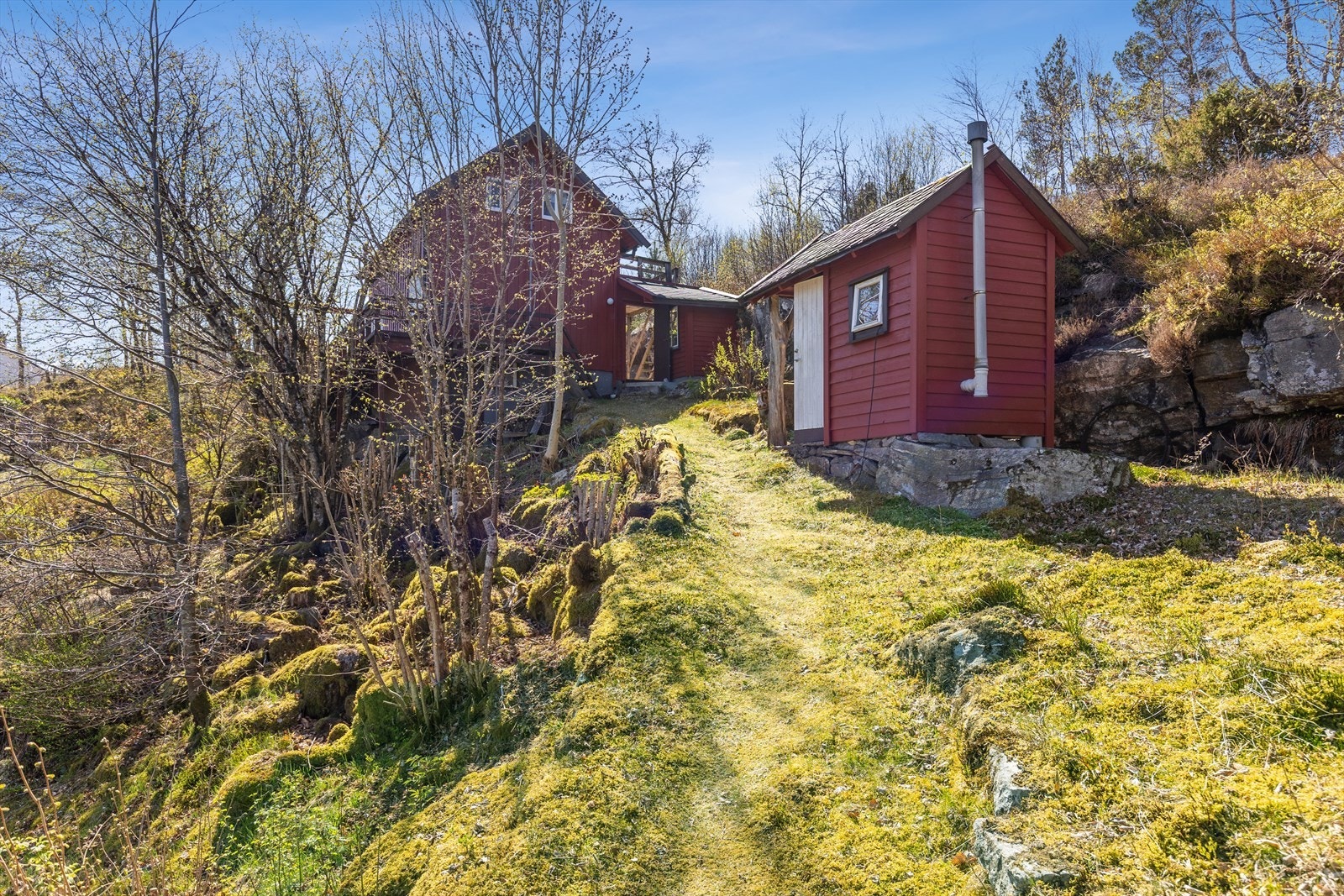 Eiendommen ligger lunt og usjenert til i det skrånende terrenget. Galleribilde