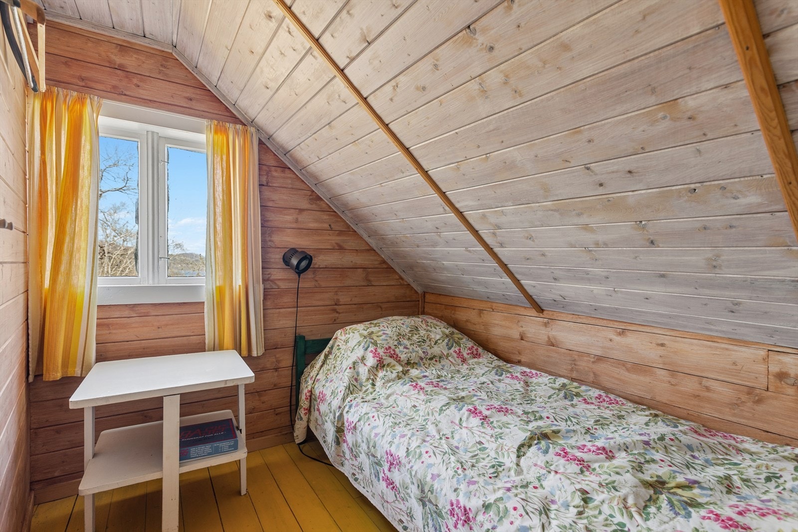 Det andre rommet på loftet er et lunt rom med plass til seng. Galleribilde