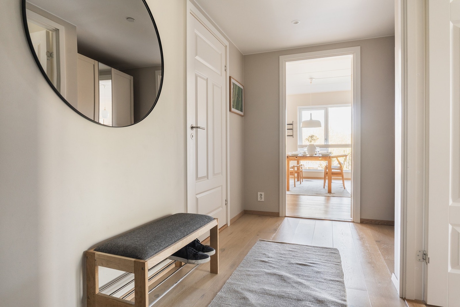 Her er det en romslig skyvedørsgarderobe, samt plass til ytterligere oppbevaring etter ønske og behov Galleribilde