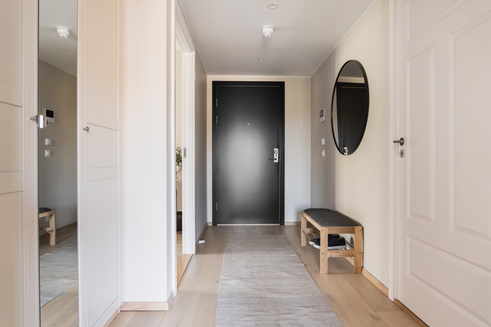 Velkommen inn til en romslig og innbydende entré Galleribilde
