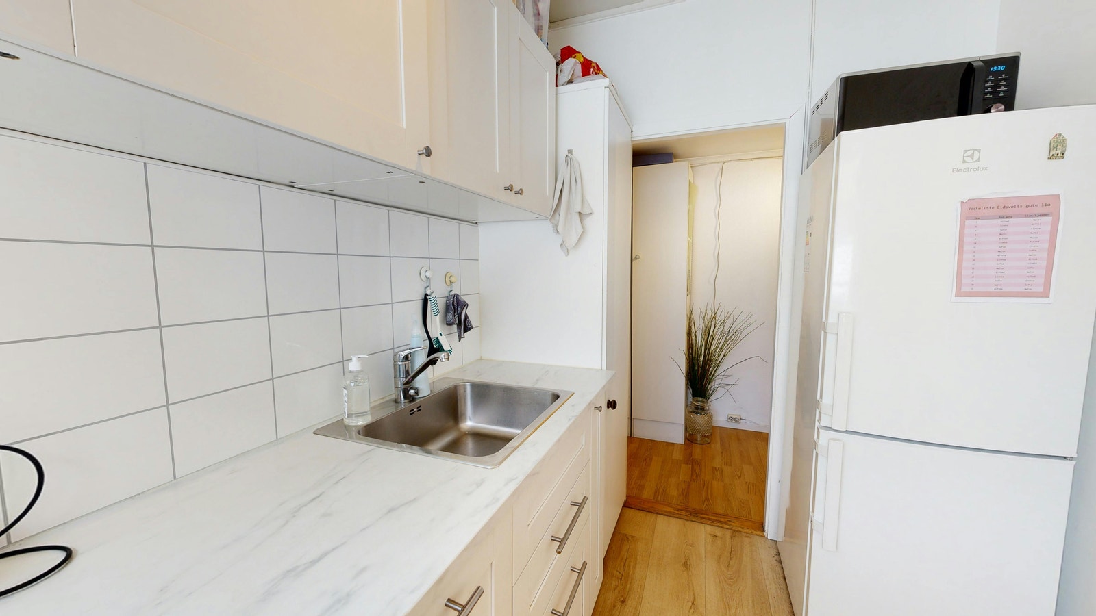 Kjøkken. Hvitevarer følger med, kjøl-/fryseskap, oppvaskmaskin og komfyr Galleribilde