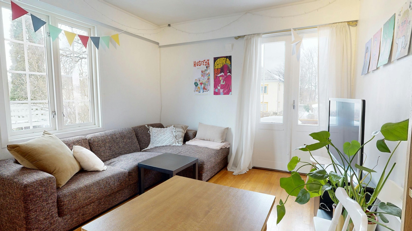 Stue med plass til spisebord, sofa, sofabord mm Galleribilde