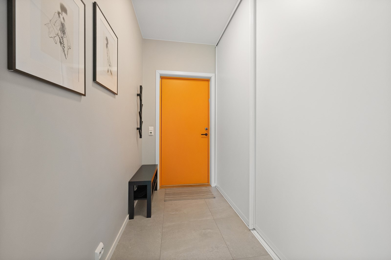 Romslig entré med god plass til oppbevaring av yttertøy og sko i skyvedørsgarderobe. Galleribilde