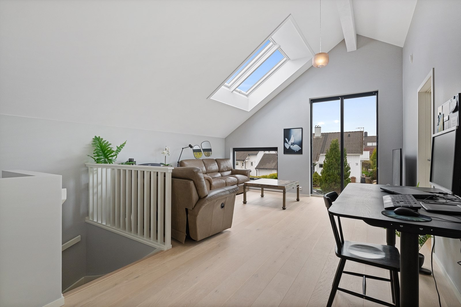 Loftstuen i andre etasje er et lyst og luftig rom med imponerende takhøyde. Galleribilde