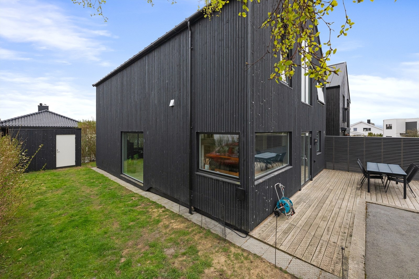 Uteområdet er pent opparbeidet med en terrasse på 36 m² og en praktisk sportsbod. Her er det gode solforhold fra morgen til kveld. Galleribilde