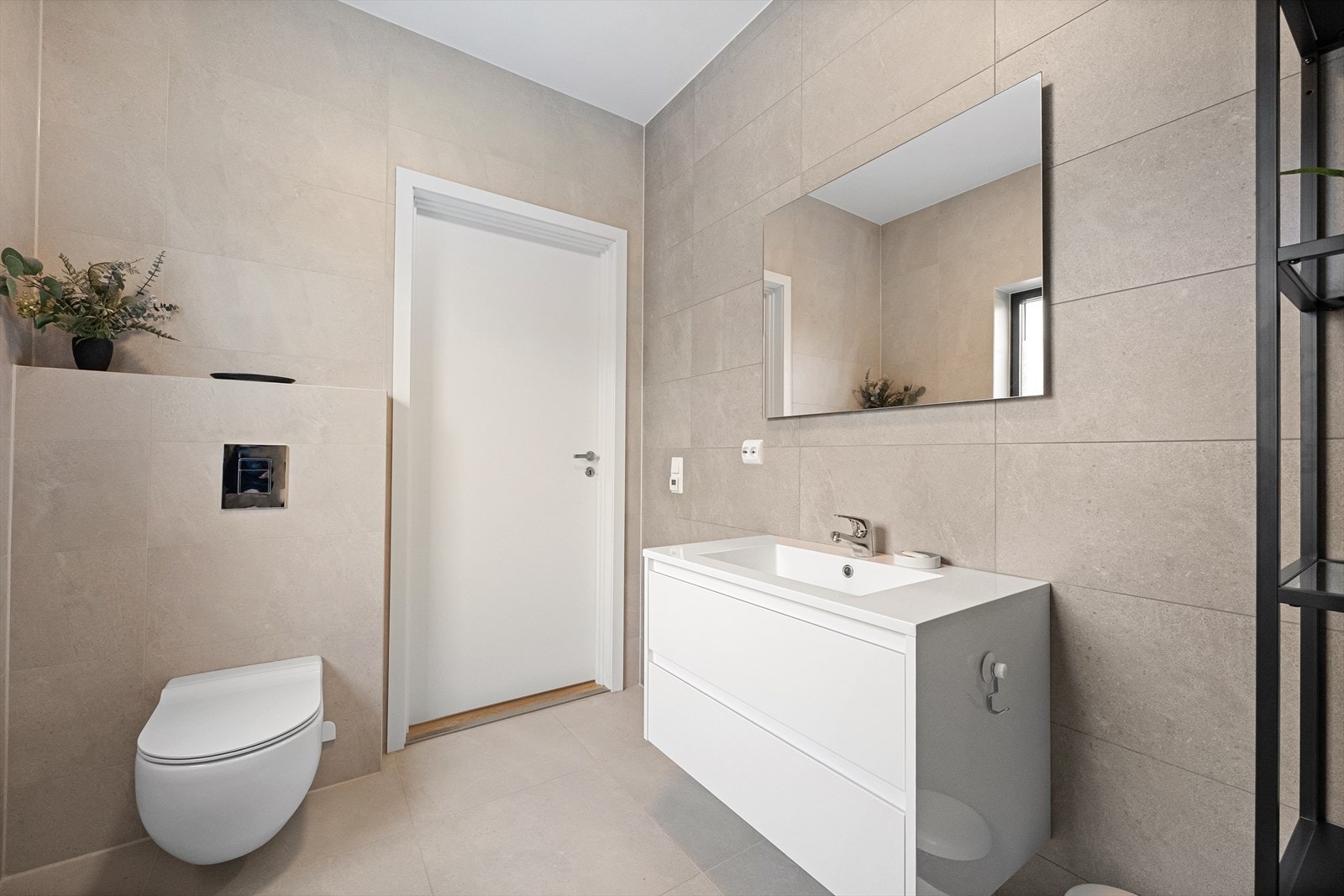 Badet i første etasje har flislagt gulv med elektriske varmekabler, vegghengt toalett og servantinnredning. Galleribilde