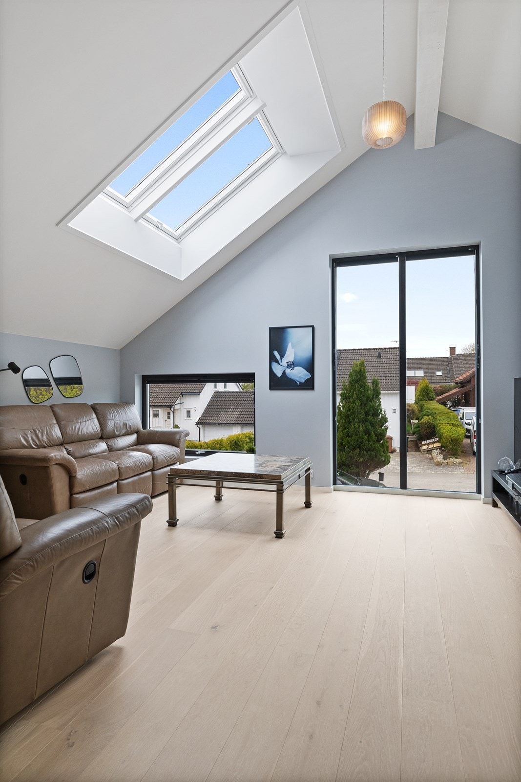 Store vinduer og takvindu fyller loftstuen med naturlig lys. Galleribilde