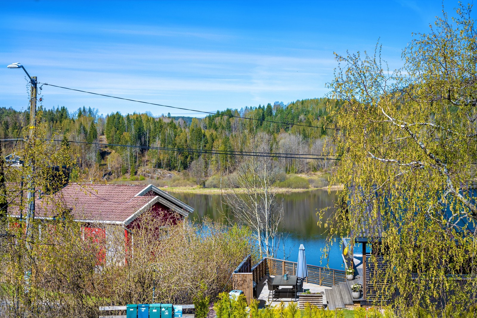 Utsikten fra balkongen - Gjellumvannet glitrer i solskinnet. Her er det godt å være! Galleribilde