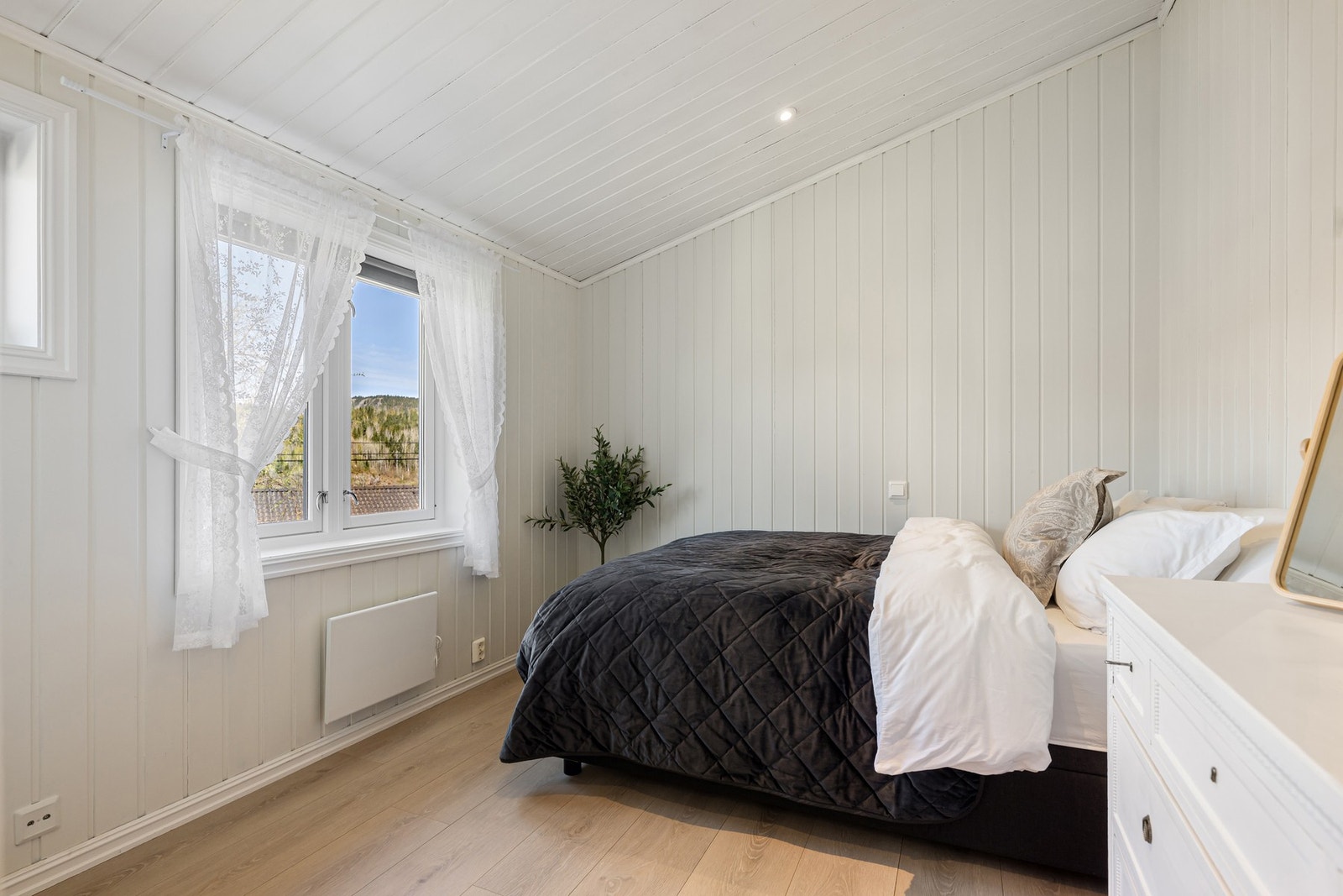 Lyst og rolig soverom med trepanel, parkett og god plass. Galleribilde